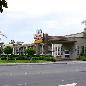 Queens 2*, Anaheim United States